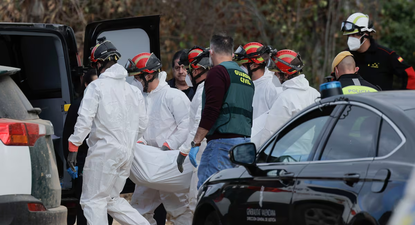 Efectivos de las Fuerzas Armadas trasladan el cadáver hallado este jueves cerca de un vertedero de Paiporta