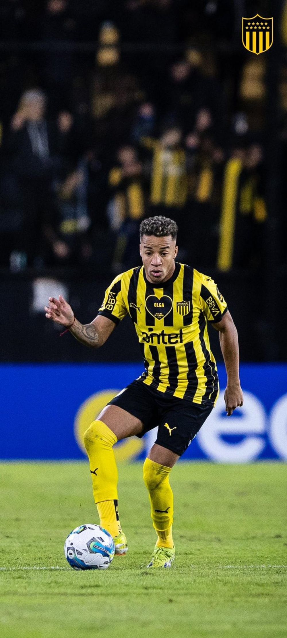 Byron Castillo con la camiseta de Peñarol que dice Olga