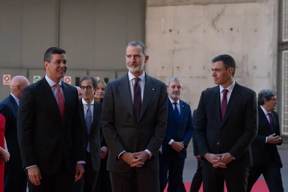El rey junto a Peña y Sánchez.