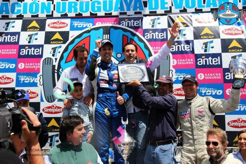 Fernando Rama festejó así su tercer título en el Superturismo en El Pinar
