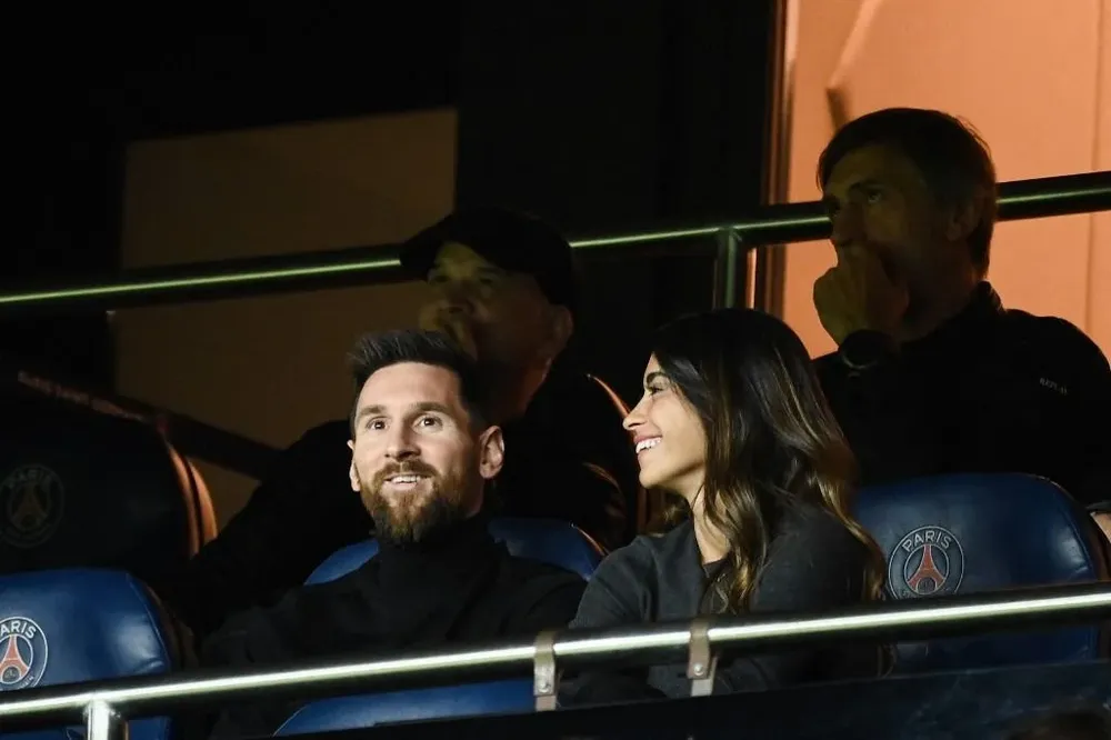 Messi y Antonella viendo el partido de Champions de PSG ante Benfica