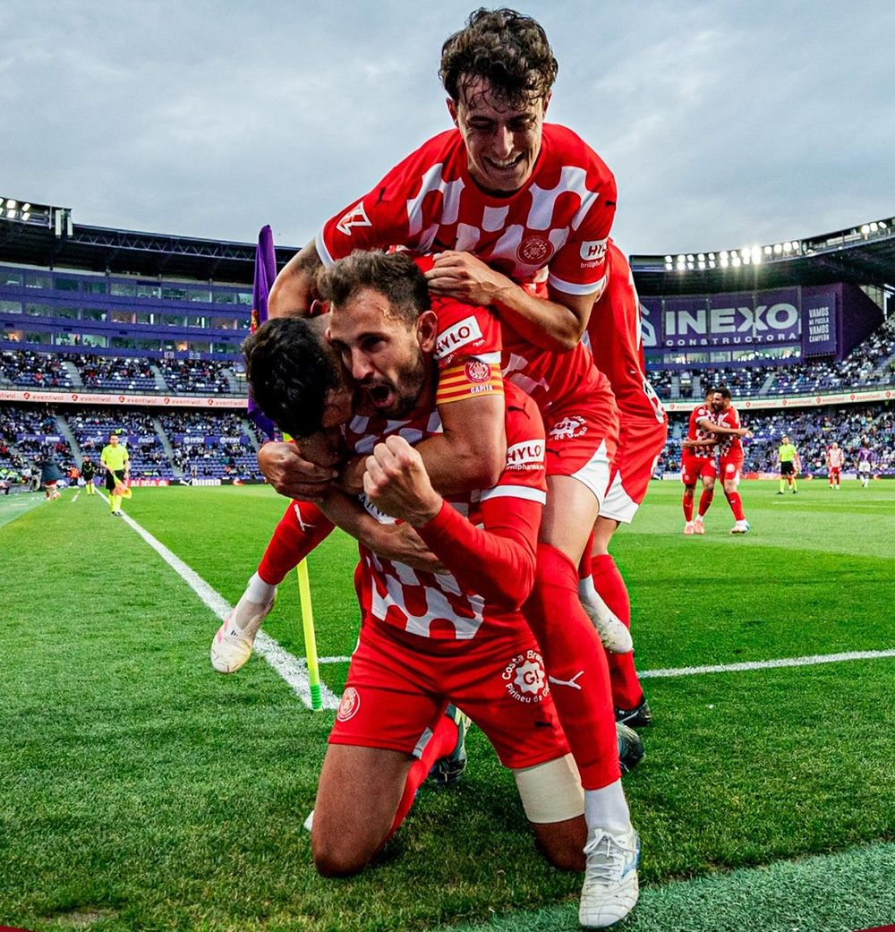 Cristhian Stuani firmó un nuevo gol para Girona y lo celebra ante Valladolid, ya que se salvaron del descenso de LaLiga de España