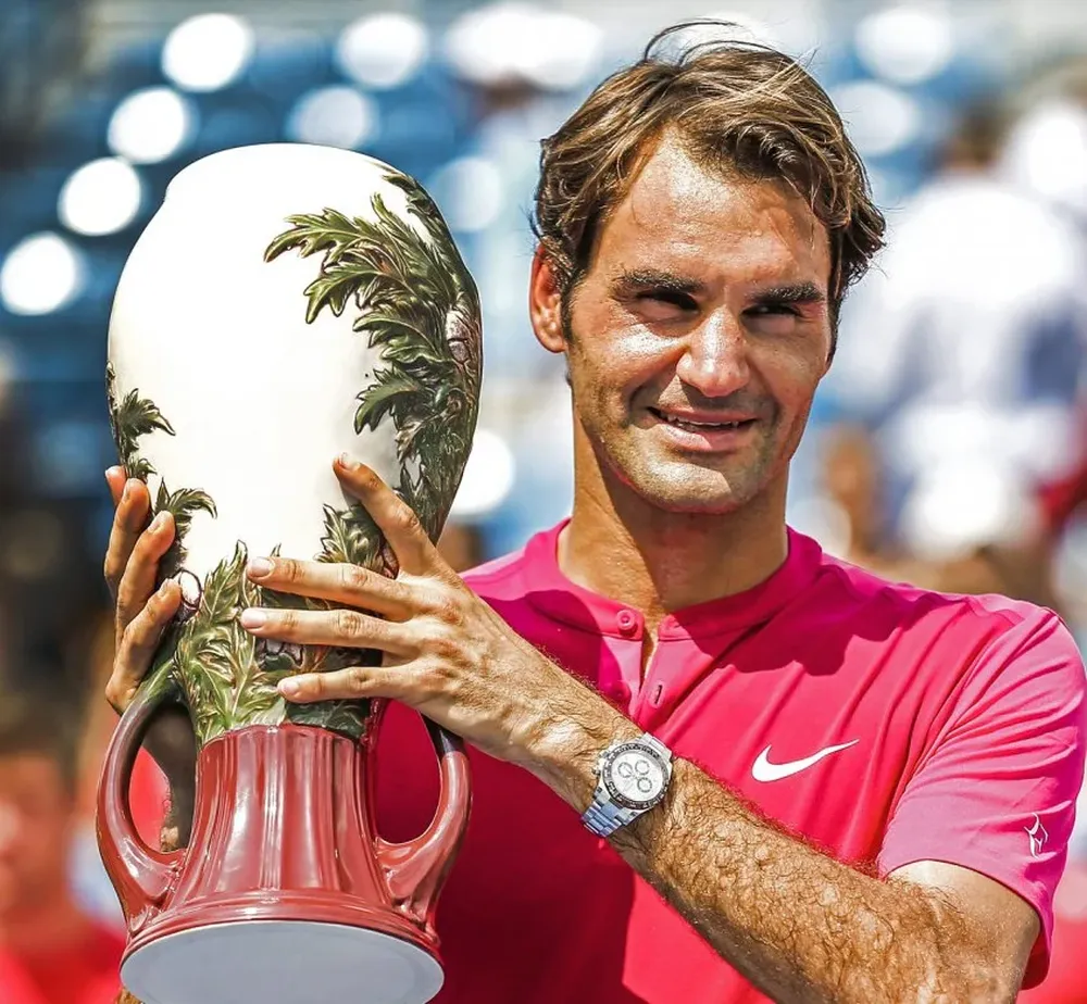 Federer con el trofeo de Cincinnati