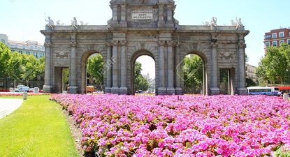 Flores en la Puerta de Alcalá