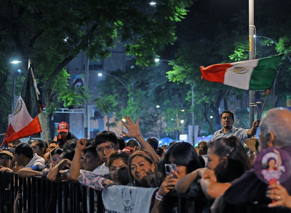 Cientos de personas se movilizaron hasta el centro de la Ciudad de México para celebrar el triunfo de la candidata oficialista Claudia Sheinbaum. Cientos de personas se movilizaron hasta el centro de la Ciudad de México para celebrar el triunfo de la candidata oficialista Claudia Sheinbaum.