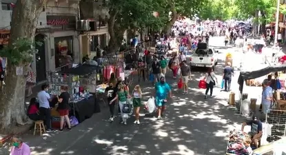 arenal grande se lleno de gente en su primer dia como peatonal