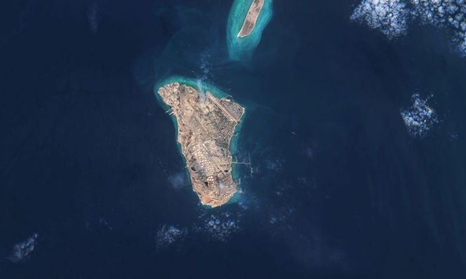 La isla de Jark, ubicada a unos 28 kilómetros de la costa iraní, es la terminal petrolera más importante de Irán.