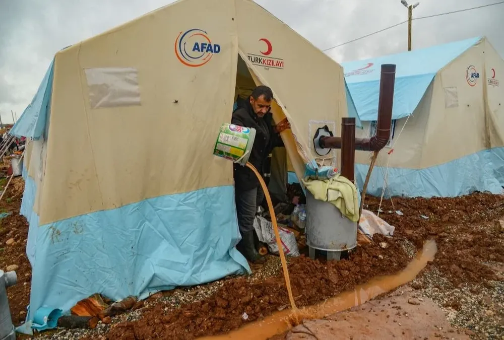 El estudio encontró contaminantes en cientos de marcas de agua embotellada en más de 40 países