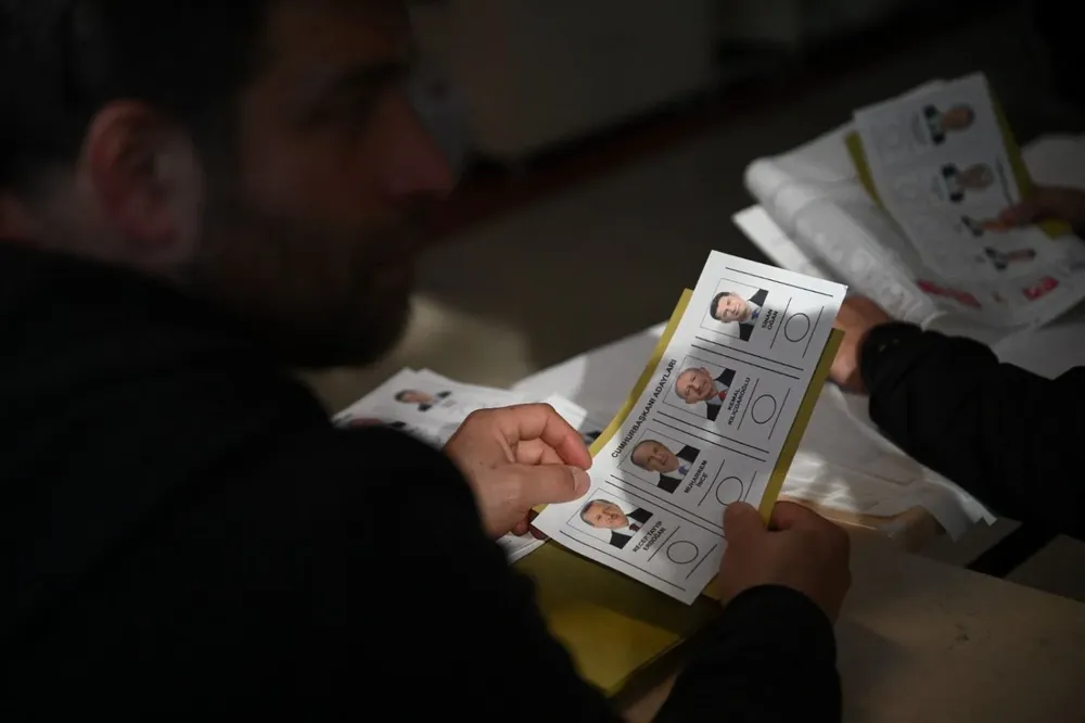 Los centros de votación cerrarán a las 17 (11 de la noche en Uruguay) y se espera que los primeros datos oficiales se conozcan cuatro horas después.