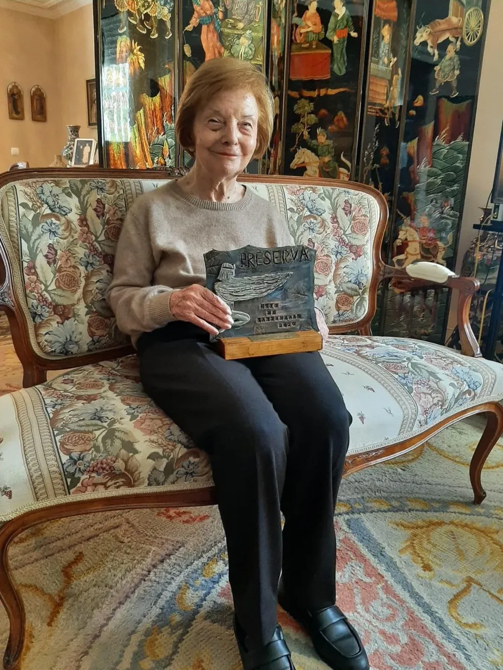 Isabel Perón, en su casa con el Premio a la Hispanidad de la Asociación Preserva.