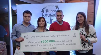 Lucía Curtí recibiendo el primer premio del concurso Patricia por la Naturaleza