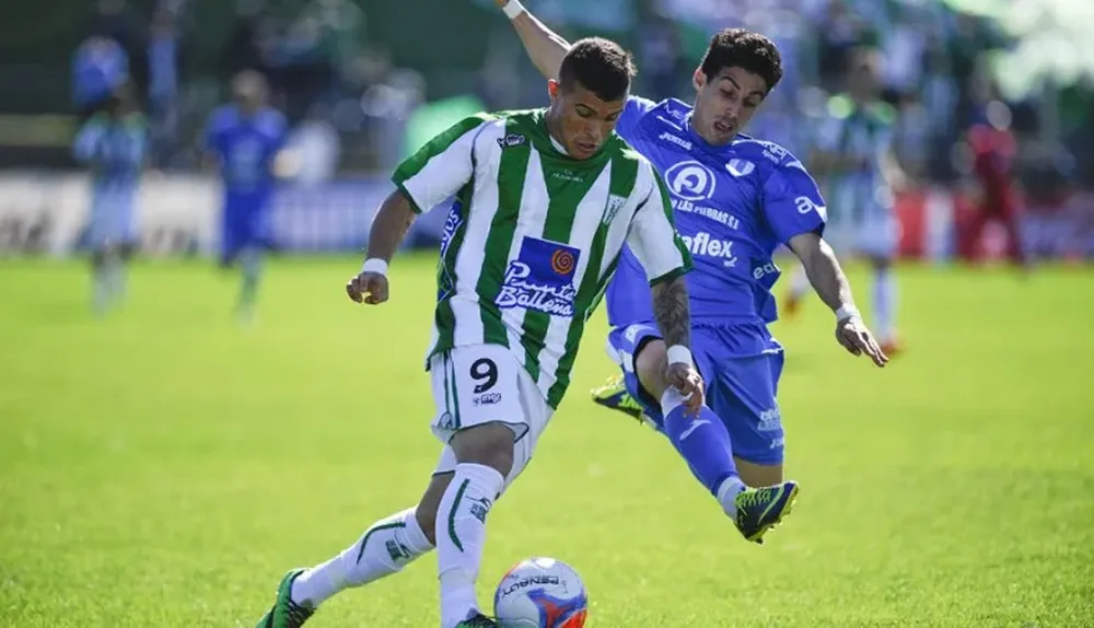 Christian Tabò escapa a Matías Pérez