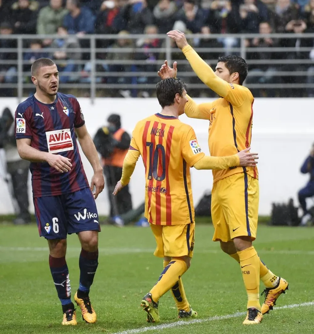 El festejo de Luis Suárez con Messi contra Eibar