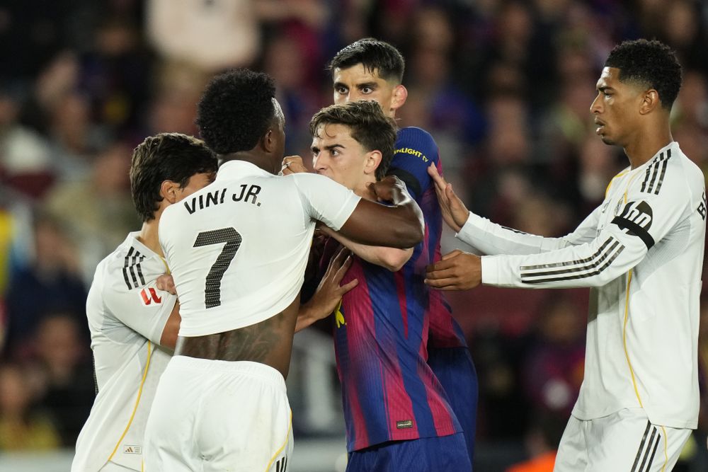 El mediocampista de Barcelona Gavi discute con Vinícius Jr., de Real Madrid, durante el encuentro correspondiente a la jornada 35 de LaLiga de España