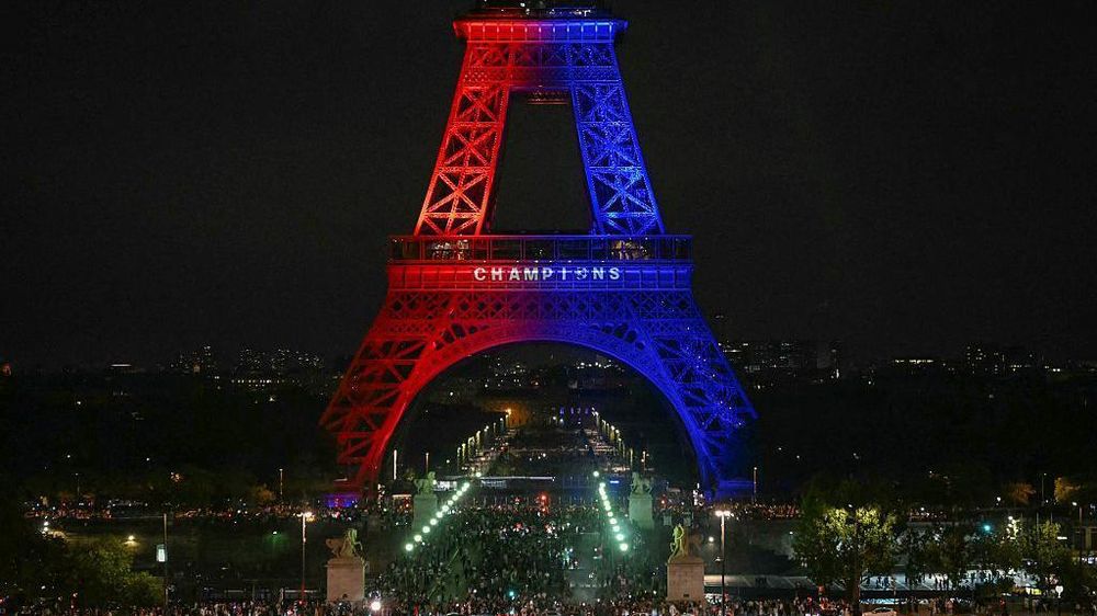 La emblemática Torre Eiffel se iluminó con los colores del equipo parisino y miles se congregaron ante sus pies para festejar.