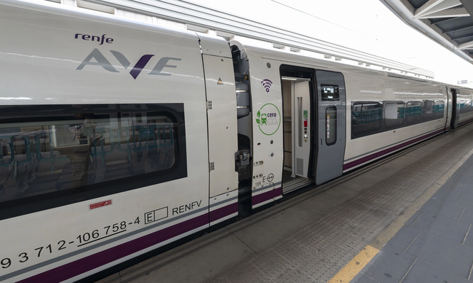 En medio de las críticas a Puente, vuelven a funcionar los trenes de alta velocidad entre Madrid y Galicia