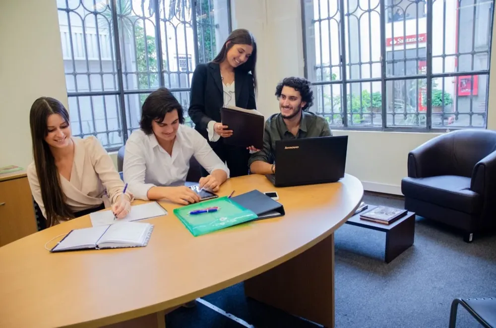 La apertura al mundo y poder conocer cómo funcionan los sistemas de otros países es siempre una parte esencial en la formación universitaria.