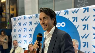 Juan Sartori en la sede de la Lista 71 presentando su alianza