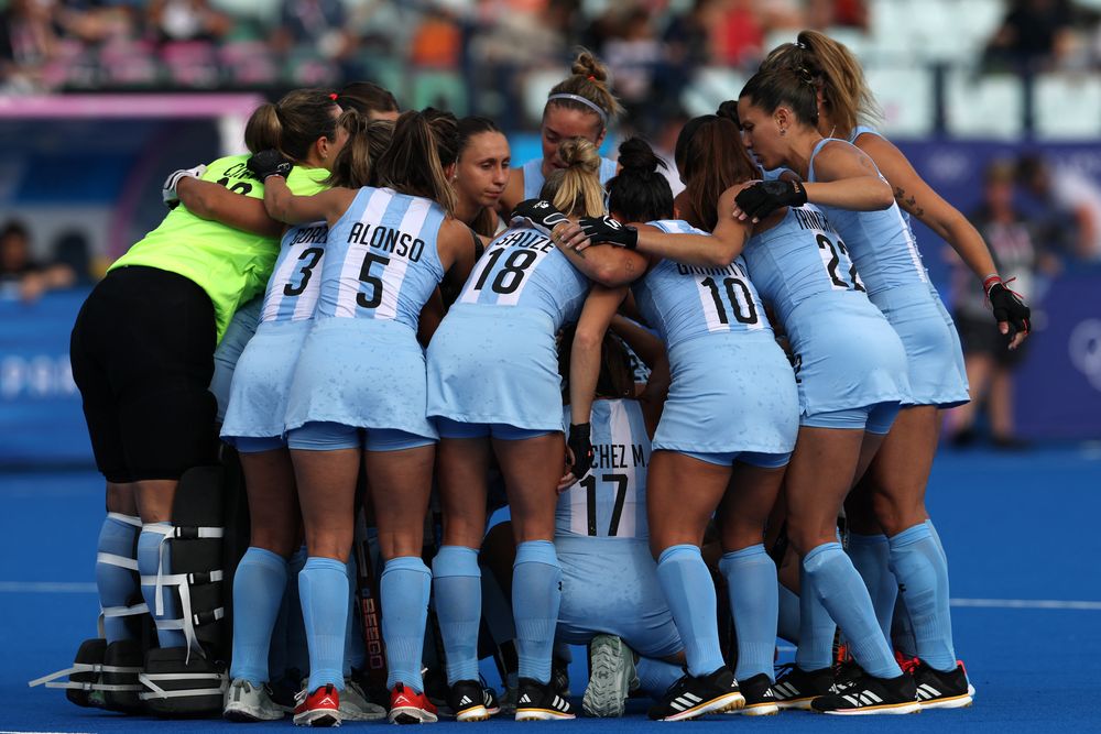Las jugadoras argentinas durante el partido contra Gran Bretaña en el estadio Yves-du-Manoir de Colombes