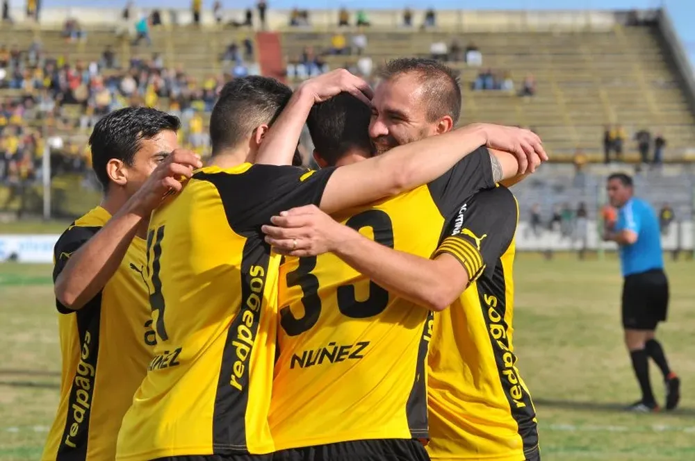 Varios abrazan a Leyes tras el primer tanto aurinegro