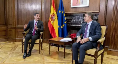 El presidente del Gobierno, Pedro Sánchez (i), y el líder del PP, Alberto Núñez Feijóo (d), conversan durante una reunión, en el Congreso de los Diputados.