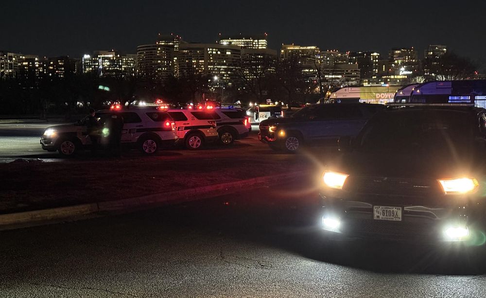 Integrantes del departamento de Policía de Washington DC trabajan en la zona del accidente aéreo. EFE