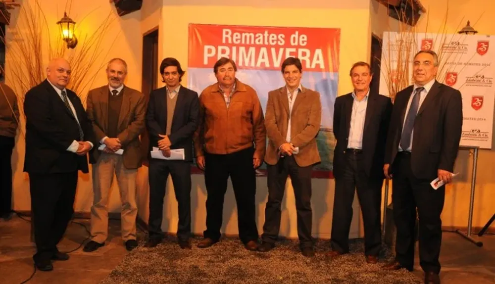 César Musselli con integrantes de Zambrano & Cía y del Banco República