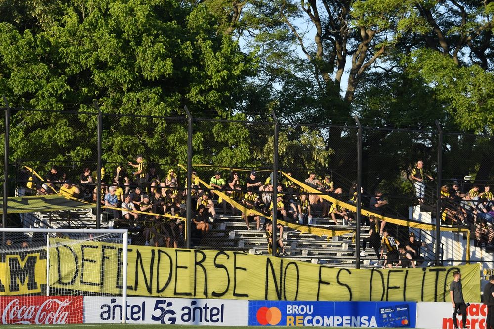 Hinchas de Peñarol en el Parque Viera y su reclamo contra los parciales presos en Brasil