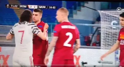 Cavani contra los jugadores de Roma