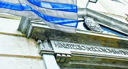 Déficit fiscal toca su menor nivel anual por caída de la inversión