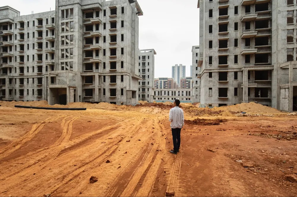 La crisis económica en China precipitó también la crisis inmobiliaria.