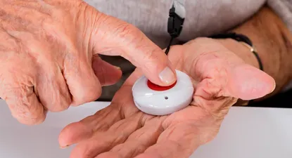 Acompañar a los mayores las 24 horas a través de un botón: una nueva oportunidad de negocio