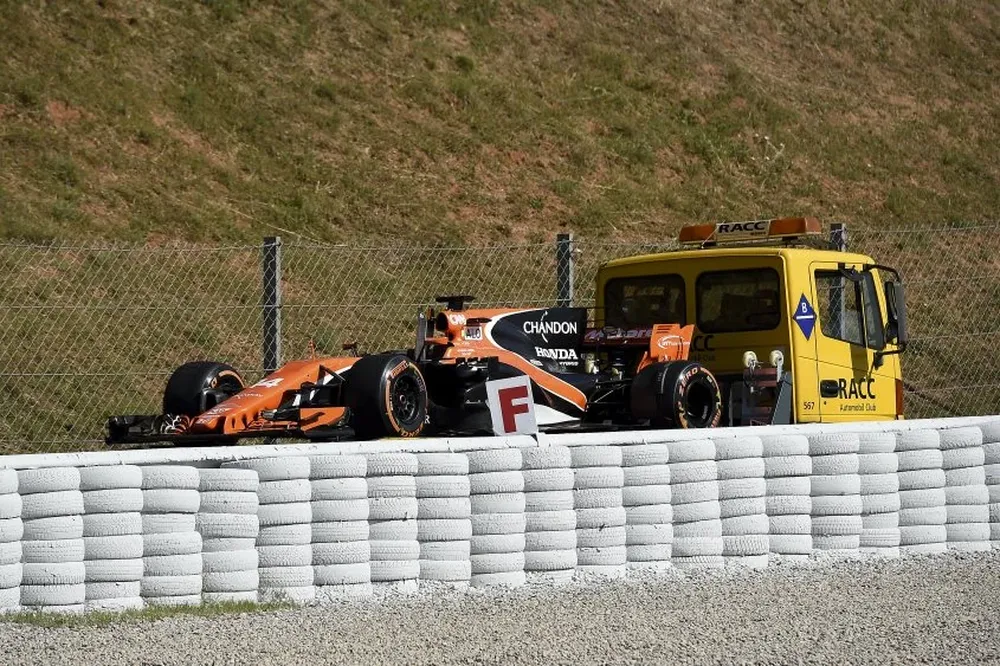 Así se llevaron el coche de Alonso este viernes por la mañana en Montmeló