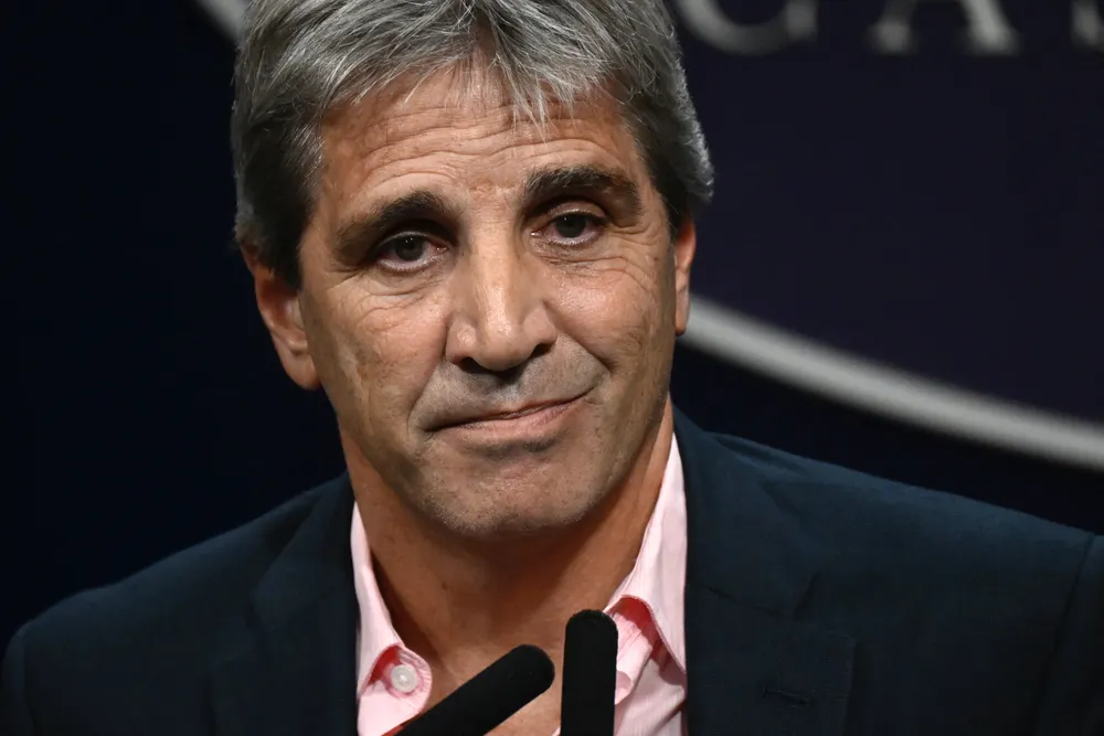 El ministro de Economía Luis Toto Caputo