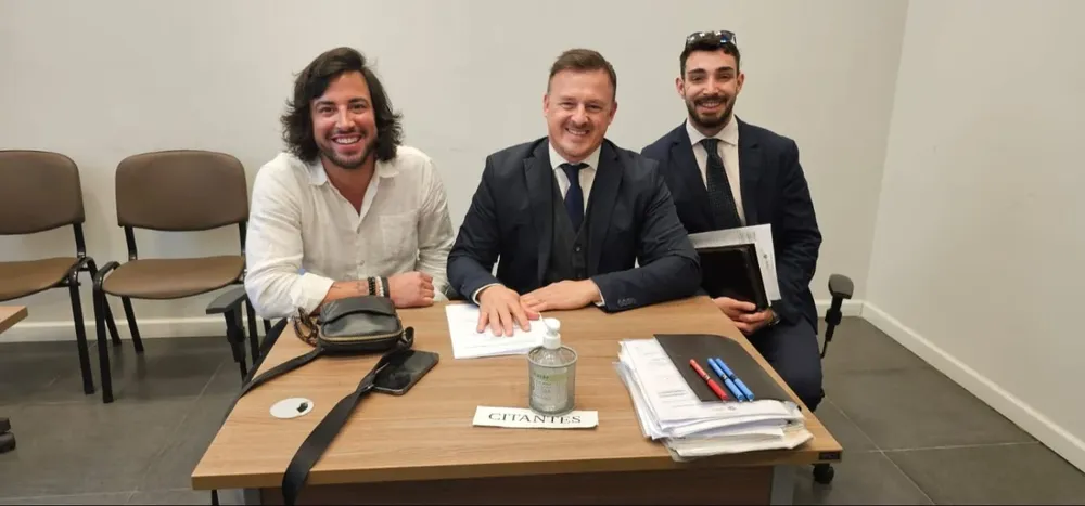 Fernando Cristino (izquierda) junto a sus abogados en la audiencia de conciliación por su demanda