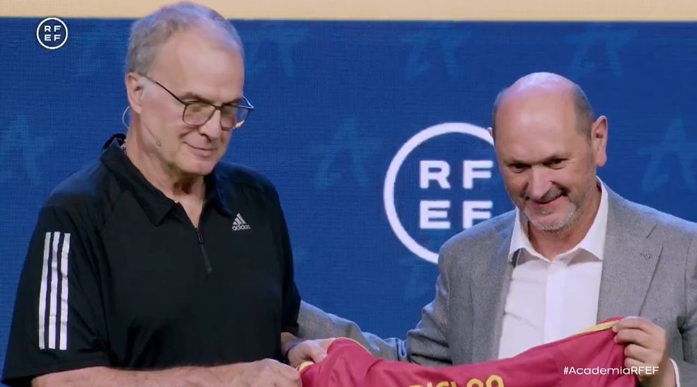 Marcelo Bielsa recibe la camiseta de España de manos del presidente de la RFEF Rafael Louzán Abal