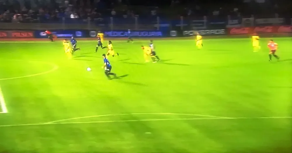 La otra área que se ve sobre el lado izquierdo de la cancha vista desde la tribuna principal