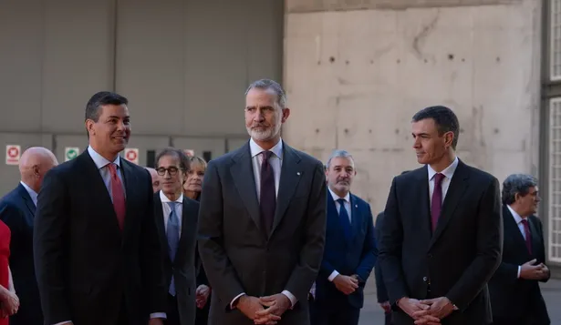 El rey junto a Peña y Sánchez.