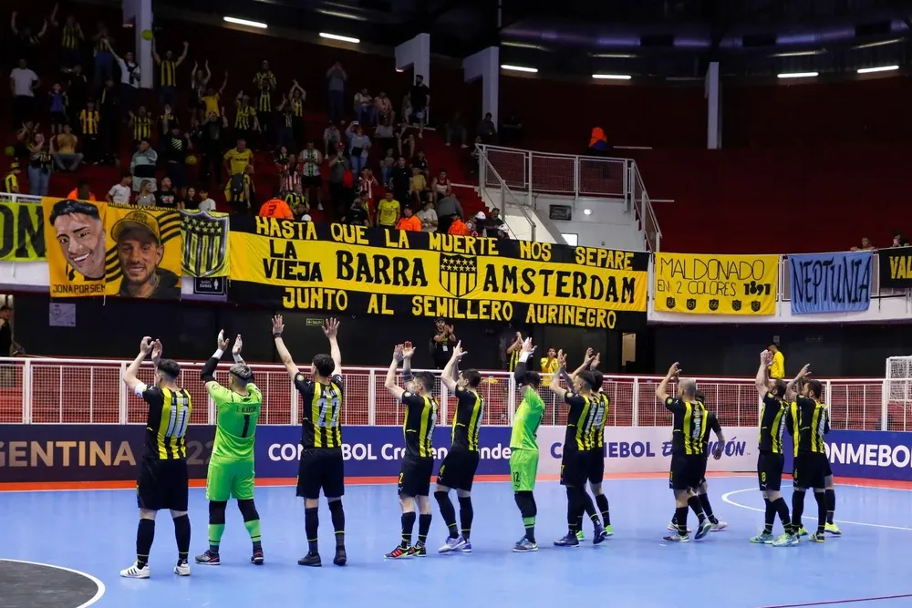 Peñarol saluda a su gente en la final