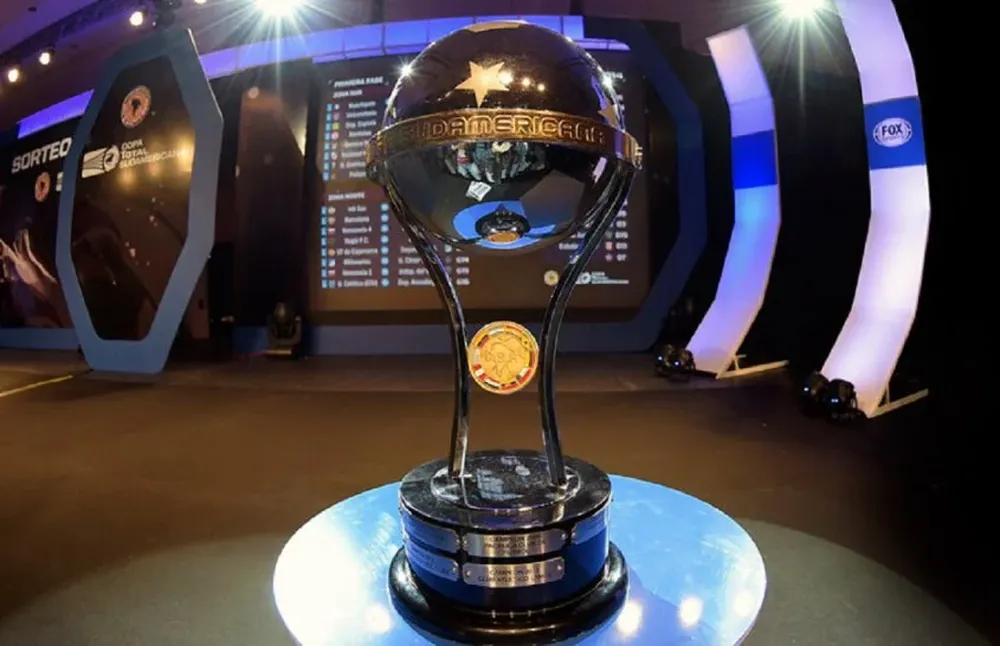 El trofeo de la Copa Sudamericana