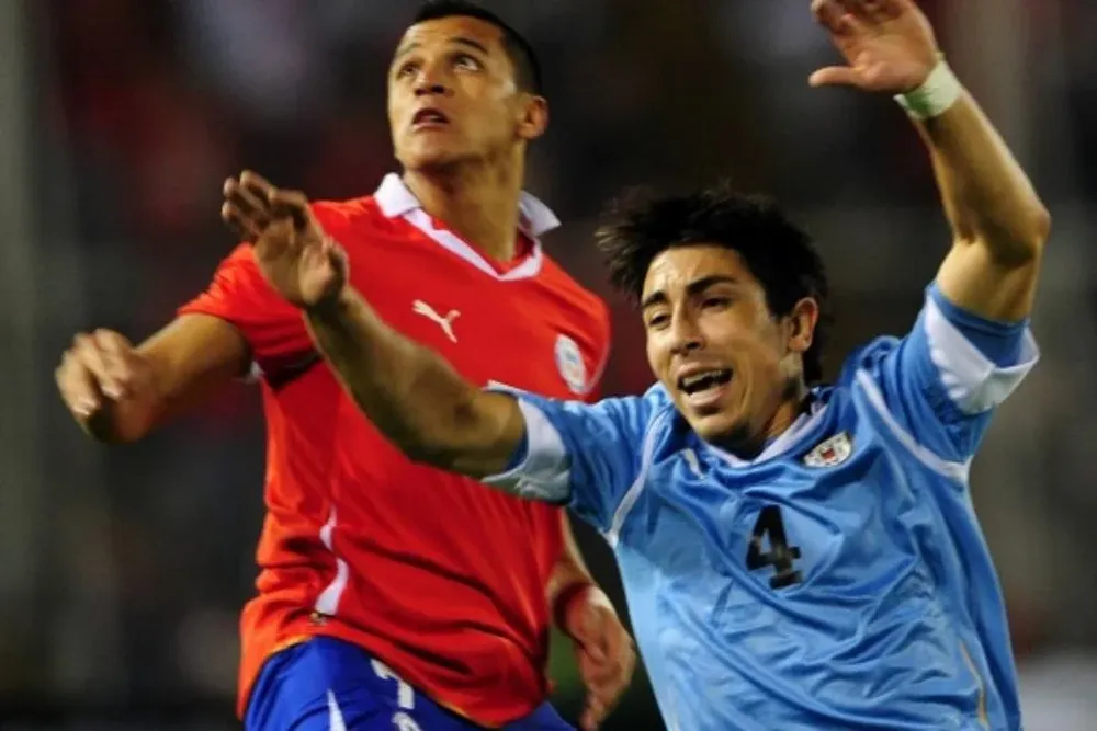 Jorge Fucile descartado ante Chile