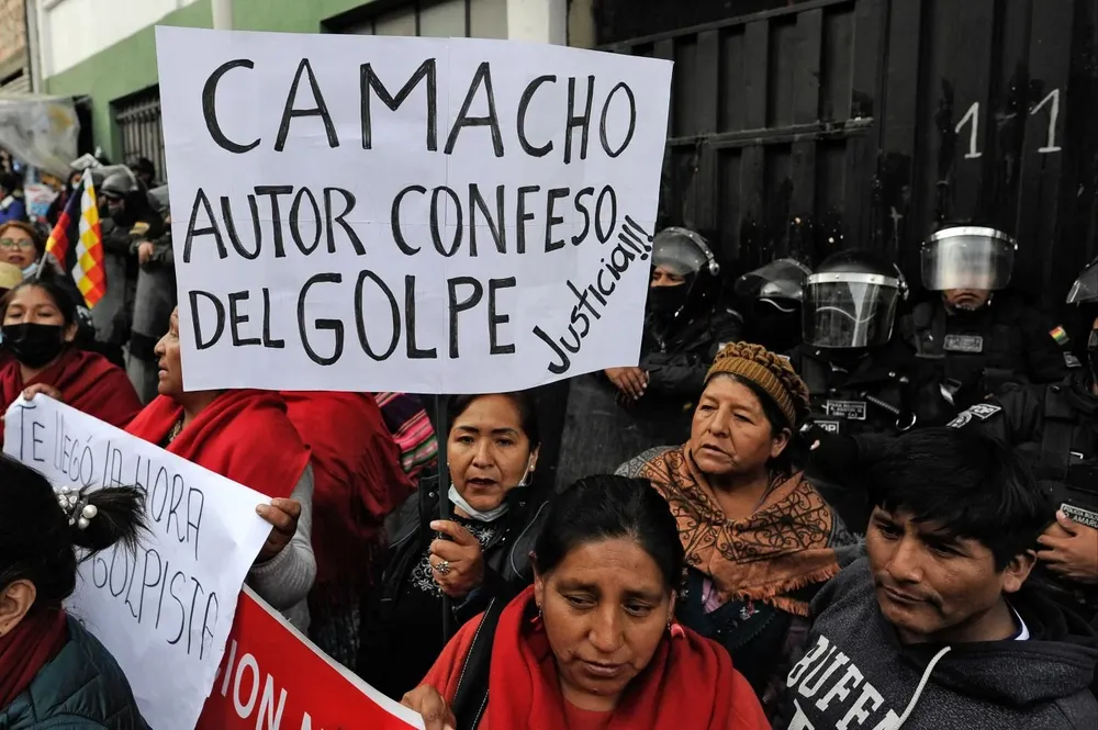 Manifestantes del partido Movimiento al Socialismo (MAS) se muestran a favor del arresto de Camacho a las afueras de la sede de la Fuerza Especial De Lucha Contra el Crimen (Felcc) en La Paz, Bolivia