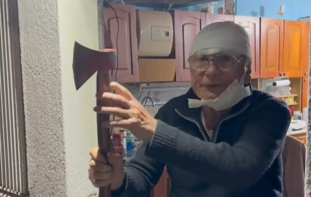 Hombre de 85 años atacado con un hacha