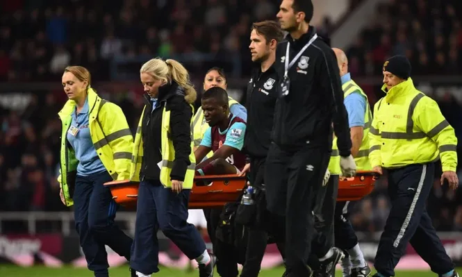 Enner Valencia es retirado por el cuerpo médico de West Ham