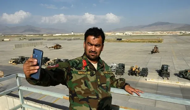 Soldado afgano se toma una foto en la base aérea estadounidense de Bagram