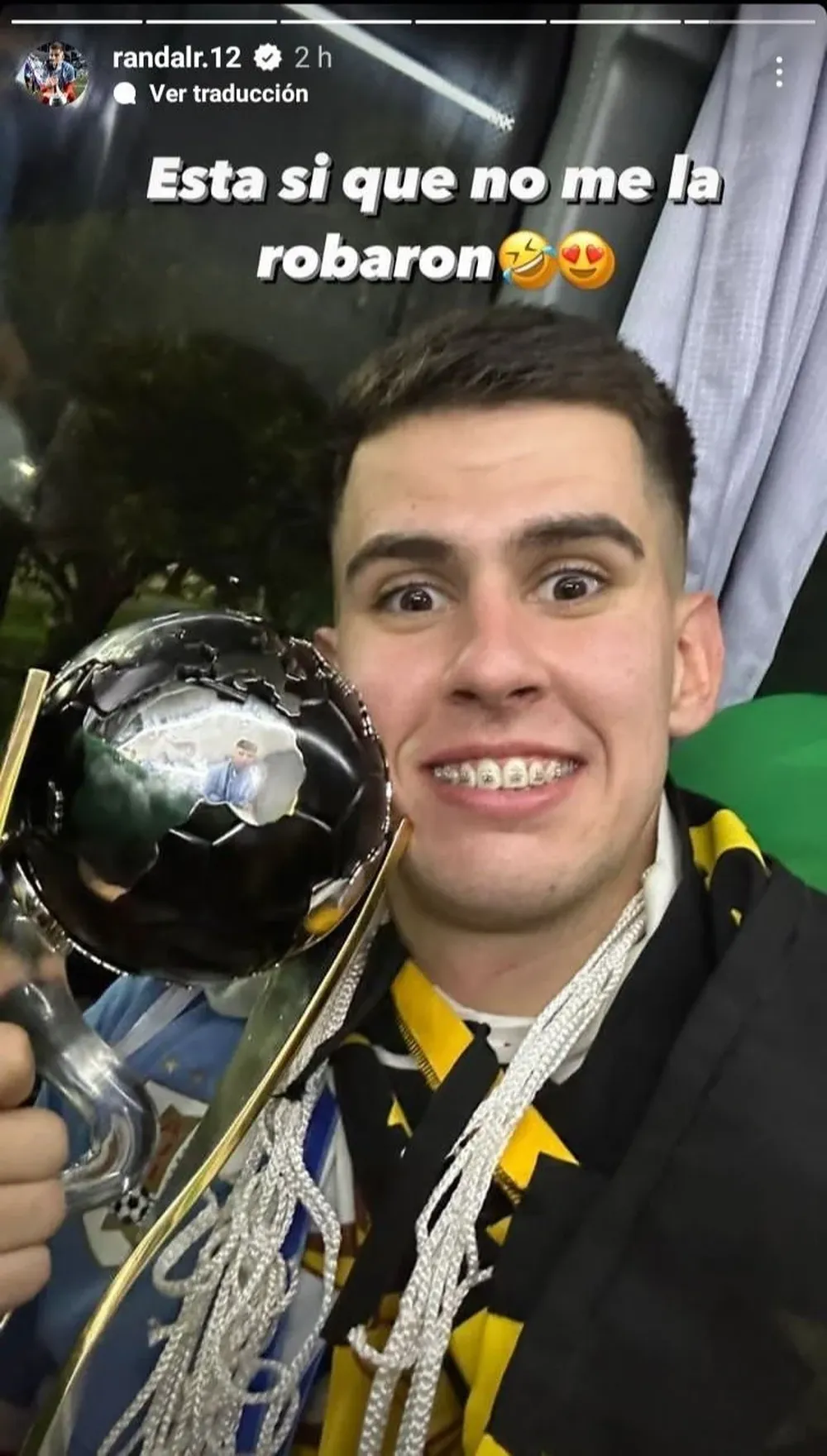 Randall Rodríguez con la copa