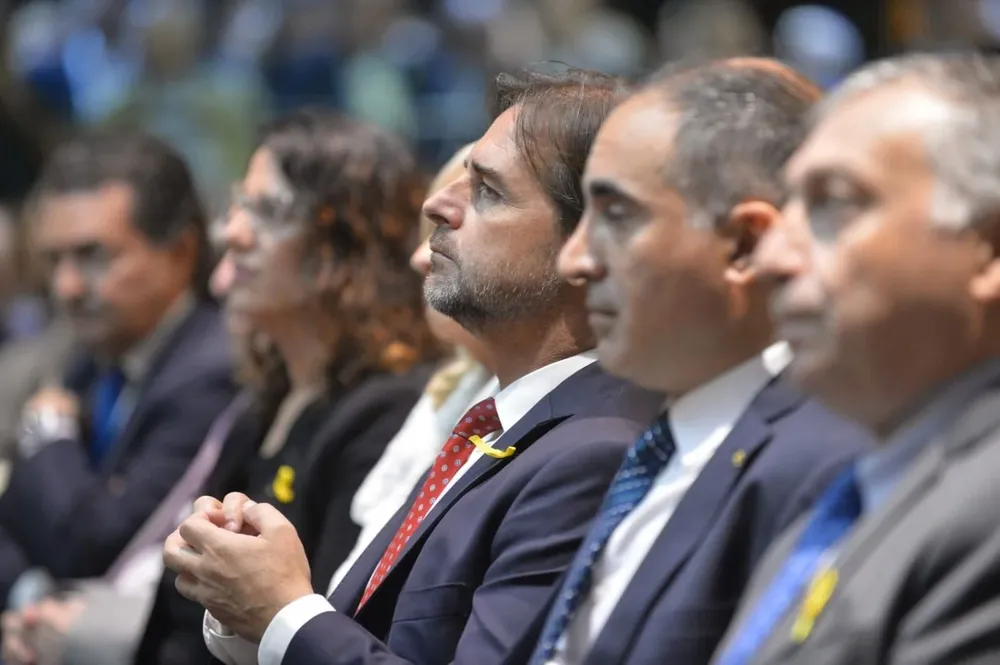 El presidente sentado en primera fila en el acto
