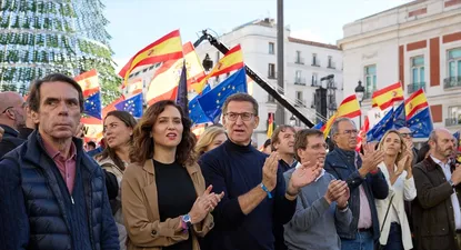 El expresidente del Gobierno José María Aznar; la presidenta de la Comunidad de Madrid y del PP de Madrid, Isabel Díaz Ayuso; el presidente del PP, Alberto Núñez Feijóo; el alcalde de Madrid, José Luis Martínez-Almeida; el presidente de la Asamblea de Madrid, Enrique Ossorio, y la diputada del PP Cayetana Álvarez de Toledo, durante una manifestación contra la amnistía, en la Puerta del Sol