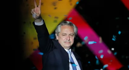 el peso argentino cae a piso historico en mercado atento a pago de deuda