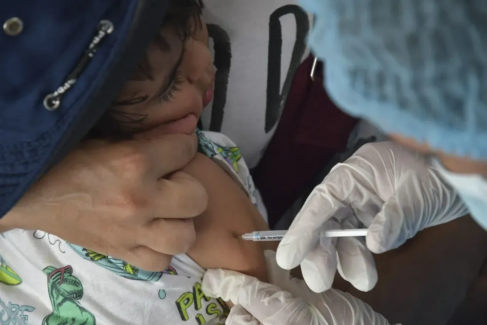 La variante ómicron cambió la visión de las dos dosis como esquema completo contra el virus